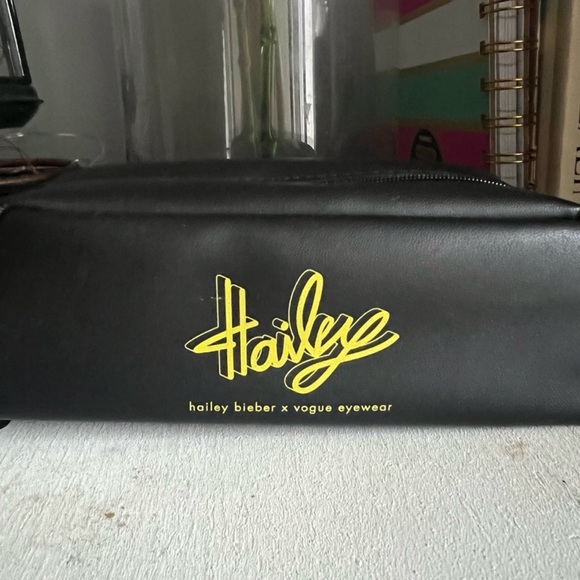 Vogue sunglasses Hailey Bieber - Picture 2 of 3